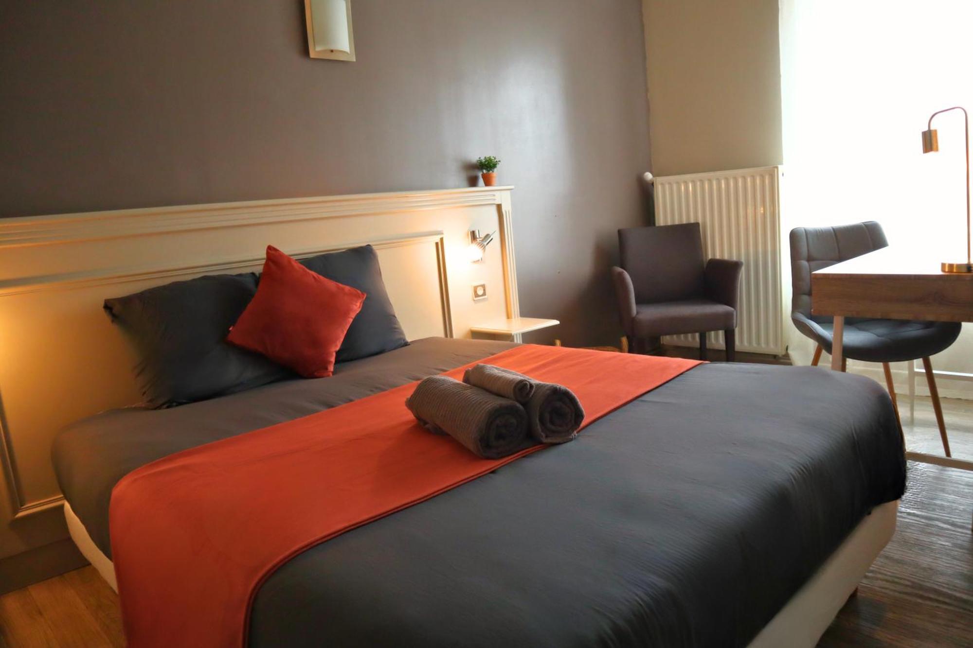 Studios & Appartements Confortables Au Centre De Bourbourg - Gare A Proximite Exterior photo